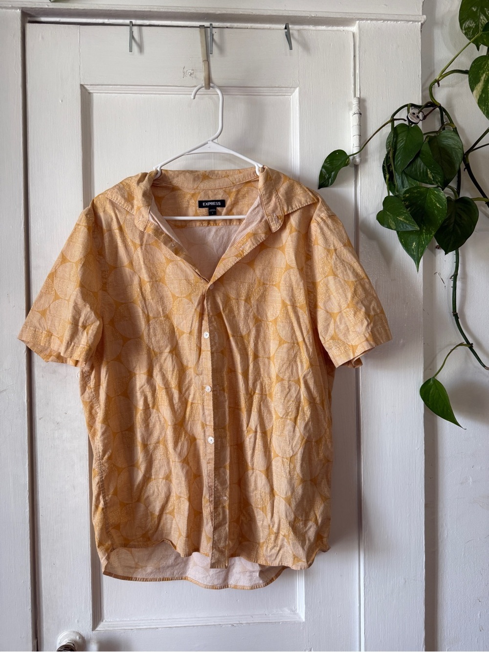 Express Short Sleeve Button-Down Shirt in Light Orange Geometric Print